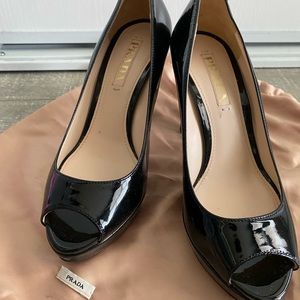 ❤️ Prada black patent leather peep-toe platform pumps